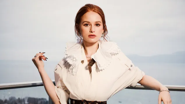 La linda actriz 'Madelaine Petsch' en la sesión de fotos de la revista Flaunt