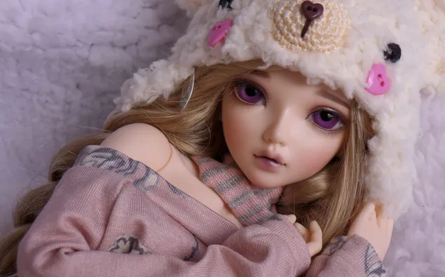 Süßes Babymädchen mit Teddybärhut, lila Augen und passendem Outfit herunterladen