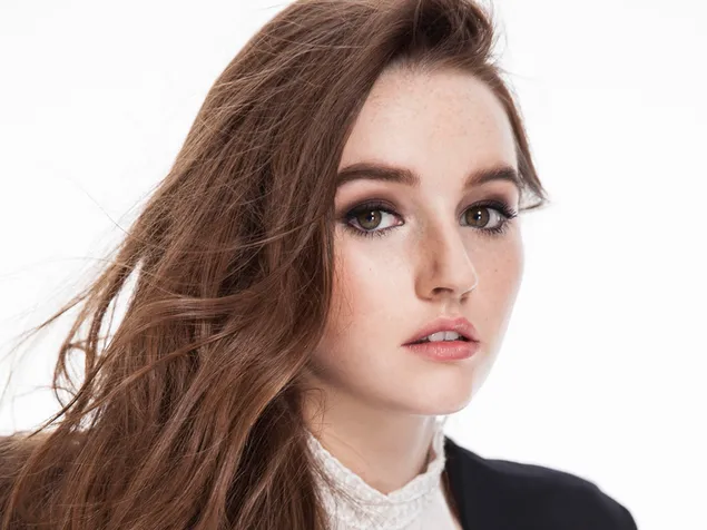 귀여운 갈색 머리 'Kaitlyn Dever' | 미국 여배우 2K 배경화면