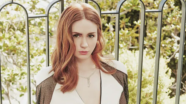 可愛的黑髮“凱倫吉蘭” 4K 壁紙