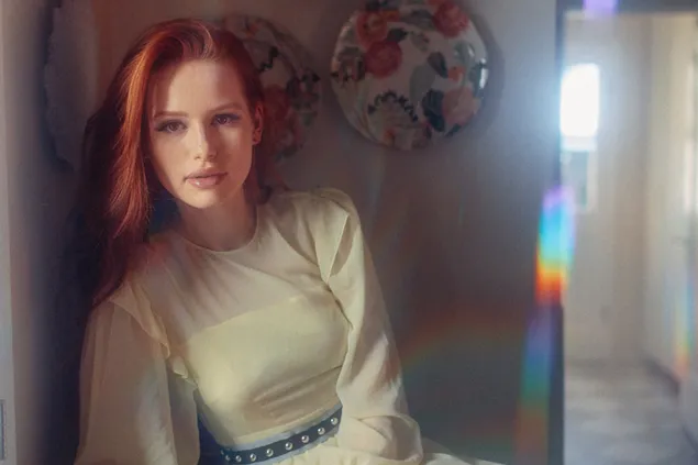 귀여운 갈색 머리 'Madelaine Petsch' | 미국 여배우 4K 배경화면