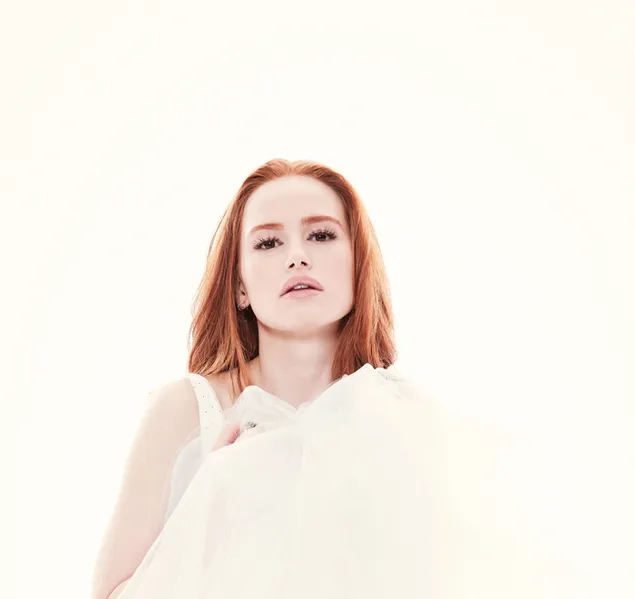 لطيف سمراء "مادلين بيتش" - الممثلة الأمريكية 2K خلفية