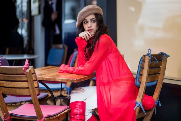 可爱的“Camila Cabello”在 Cafe Photoshoot 4K 壁纸