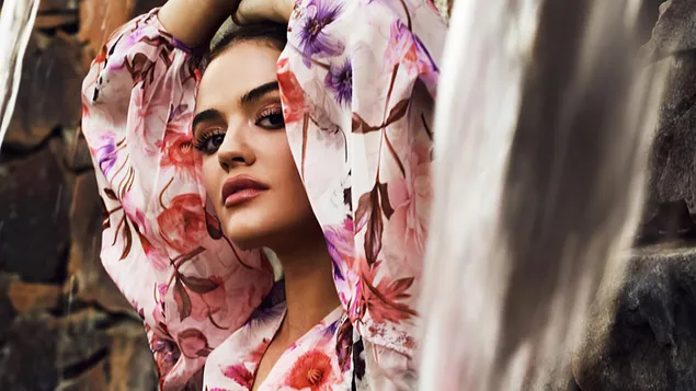 Celeb bukuroshe 'Lucy Hale' në fotosesionin e Harpers Bazaar Vietnam 4K sfond