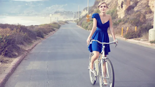 青いドレスを着たキュートな 'Kiernan Shipka' 乗馬自転車 ダウンロード