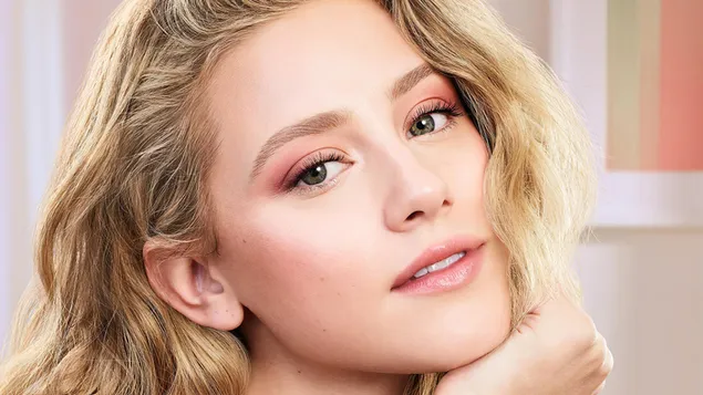 Slatka 'Lili Reinhart' u fotografisanju kampanje Covergirl 4K pozadina
