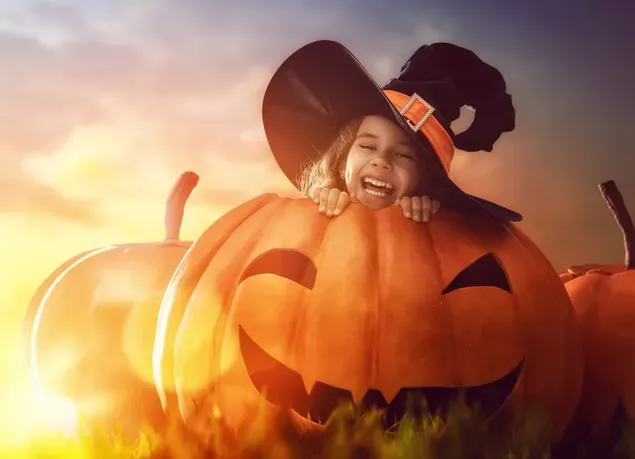 Penyihir Kecil yang Lucu Tertawa Dengan Jack-o'-lantern
