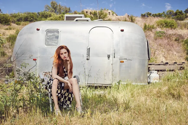 Söta 'Madelaine Petsch' i Elite Daily Photoshoot 8K bakgrund