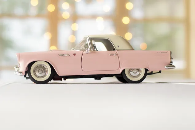 Schattige roze Thunderbird vintage miniatuur auto 4K achtergrond