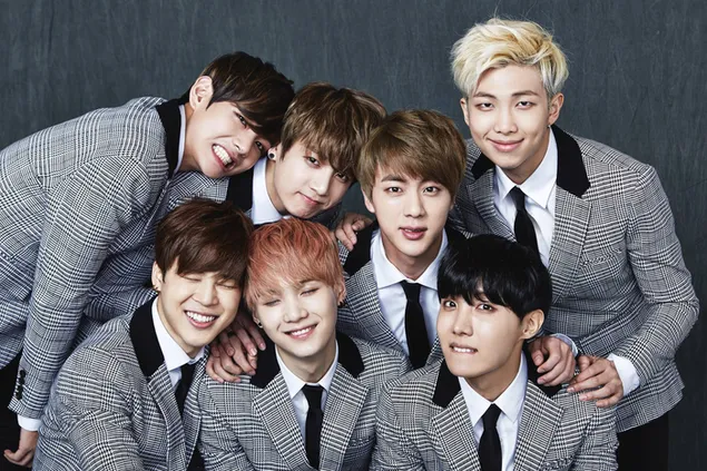 Lindas sonrisas de chicos BTS con el mismo traje descargar