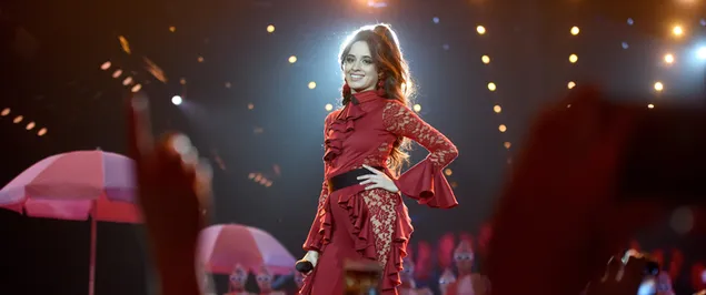 הופעת במה "קמילה קבלו" מחייכת וחמודה 6K טפט