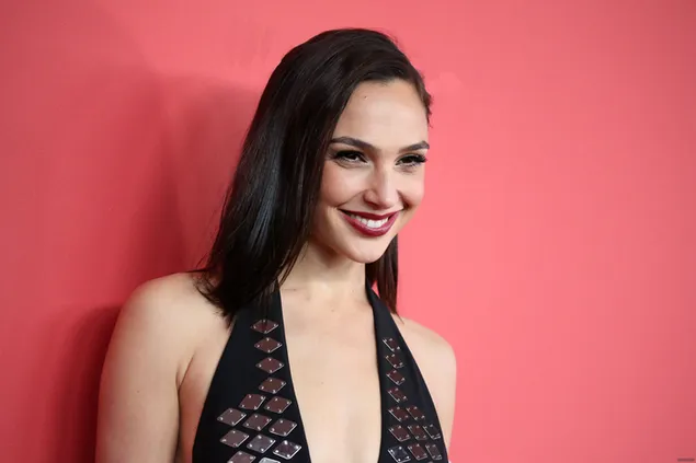ยิ้มน่ารัก 'Gal Gadot' | ถ่ายภาพแคมเปญ Revlon Live Boldly 4K วอลเปเปอร์