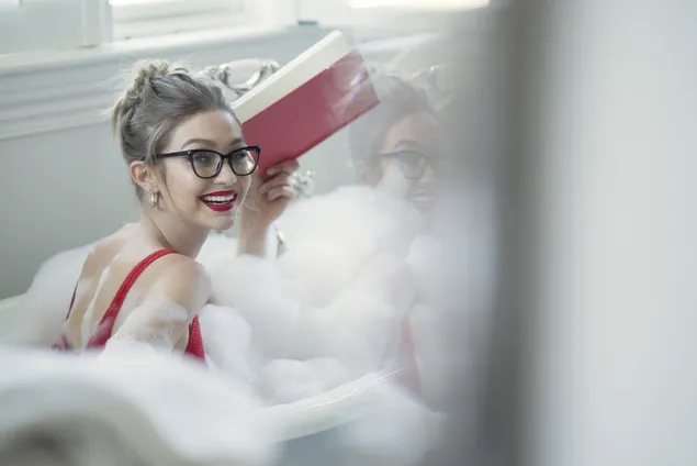 可爱的微笑“吉吉哈迪德”| 时尚眼镜拍摄 4K 壁纸