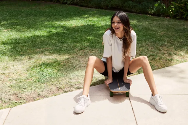 Senyum manis 'Kendall Jenner' duduk di skateboard