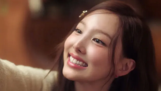 La adorable y sonriente 'Nayeon' de TWICE | Sesión de fotos del video musical 'I Got You' 4K fondo de pantalla