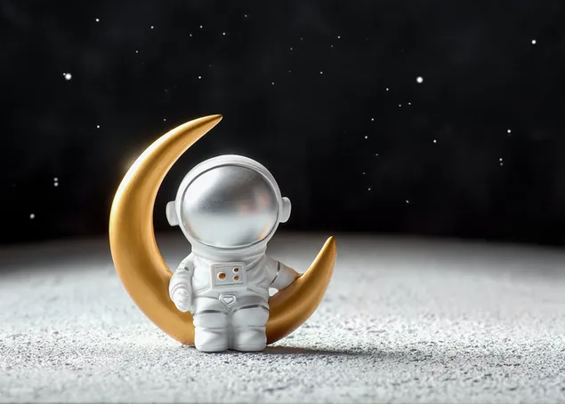 Leuke speelgoedastronaut zittend op maansikkel boven planeet en sterren die in het donker in de ruimte gloeien download