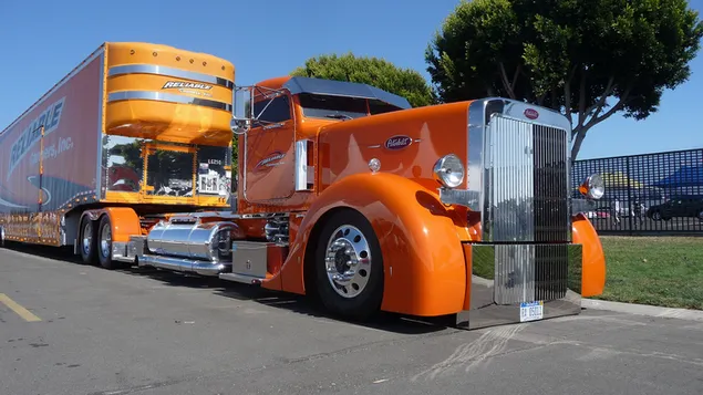 大きなオレンジ色のピータービルトトラック
