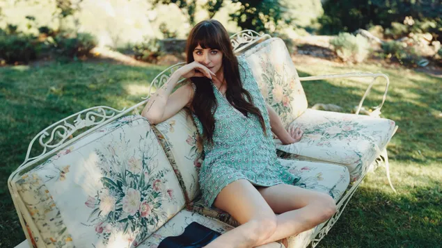 dakota johnson - bustle magazine shoot aflaai