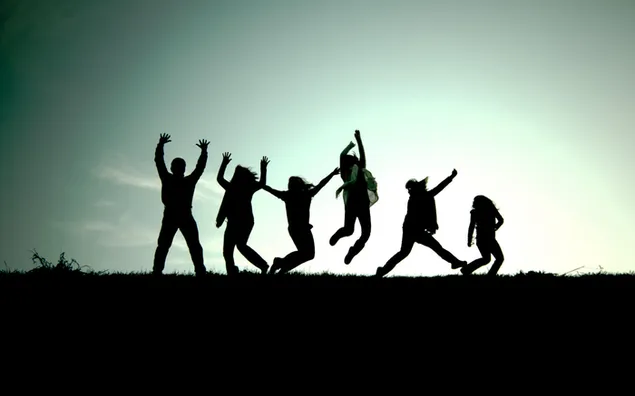 tantsuvashchi cherni choveshki silueti s byalo sin'o tonirano nebe i oblatsi izteglyane