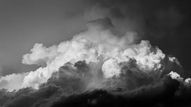 t''mno i krasivo nebe - krasiva prirodna stsena. izteglyane