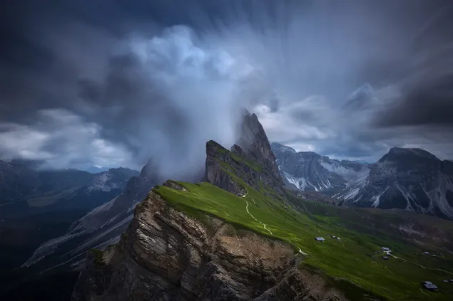 Paisaje nublado oscuro de montañas y colinas brumosas