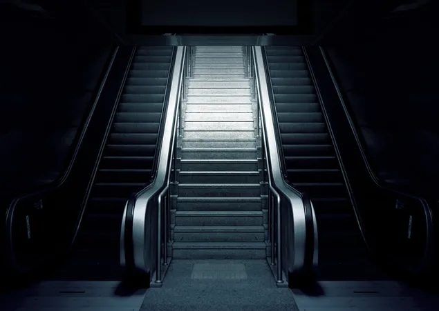 escales fosques de l'estació de metro baixada