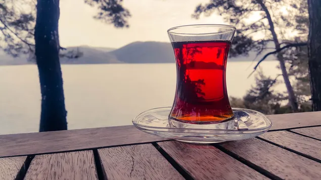 Das Lieblingsgetränk der Türken ist Tee auf einem Holztisch mit Berg- und Meerblick.