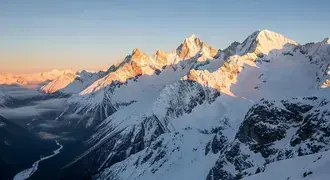 Tapeta Objetí úsvitu na alpských výšinách 8K