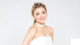 Tapeta Oslnivá Chloe Grace Moretz v bílých tubových šatech HD