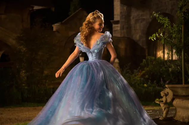 Cinderella yang mempesona dalam gaun biru 4K wallpaper