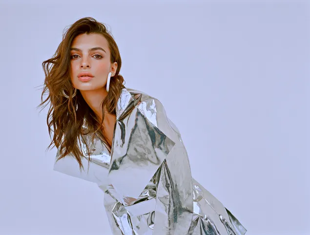 La deslumbrante modelo Emily Ratajkowski con un abrigo plateado brillante