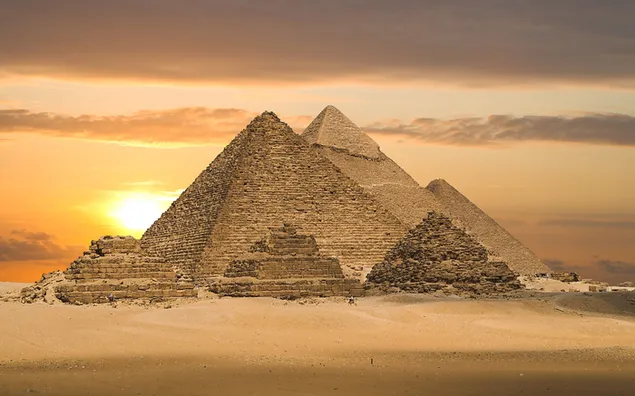 De Egyptische piramiden, die tot de wereldwonderen behoren, zijn opmerkelijk met hun uitzicht op een zonnige en bewolkte dag. download
