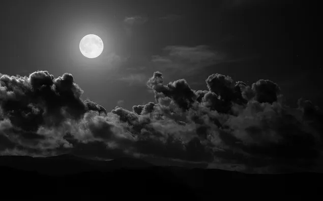 De lichten van de volle maan reflecteren 's nachts op de wolken