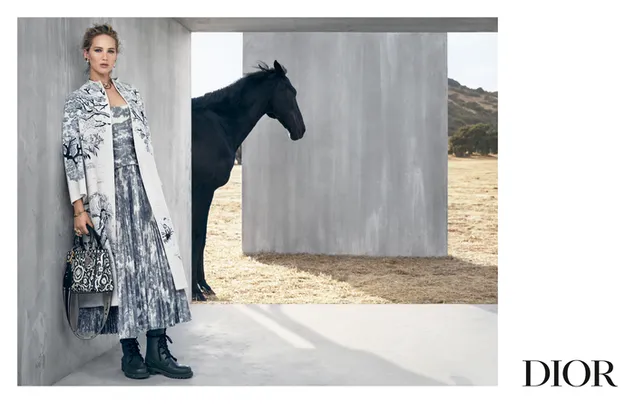 ディオールのドレスと黒い馬のコートを着たジェニファー・ローレンス