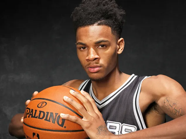 dejounte murray, jugador de basquet professional nord-america que vesteix la samarreta dels san antonio spurs dels equips de l'nba. baixada