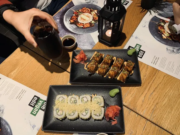 Вкусно суши, Маки Рол с напитки 4K тапет