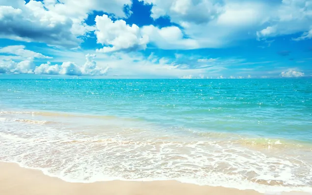 Dichte witte wolken en groen helder water en golven die op het strand beuken