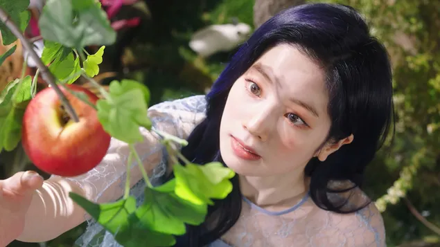 Der wunderschöne Dahyun in „More & More“ MV (2020) von Twice (K-Pop Band) herunterladen