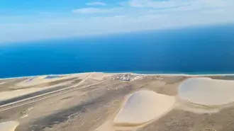 Wüste und blaues Meer 4K Hintergrundbild