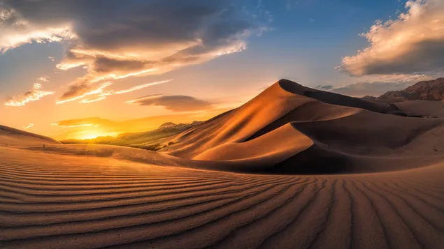 曇りと晴れの砂漠の砂