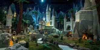Adegan fantasi miniatur terperinci istana dalam persekitaran gunung 2K kertas dinding