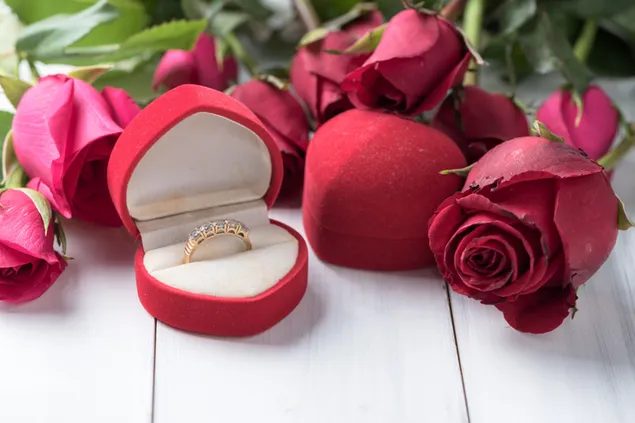 Día de San Valentín - anillo en la caja del corazón con rosas
