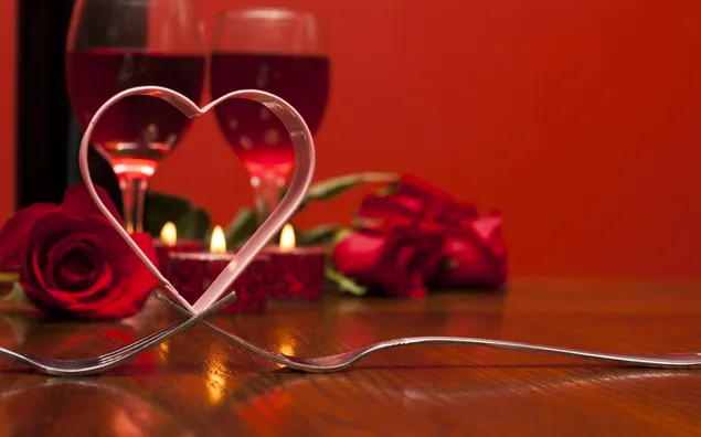 Día de San Valentín - corazón decorativo en los tenedores