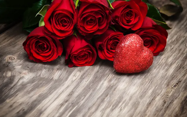 Día de San Valentín - corazón encantador y ramo de rosas rojas