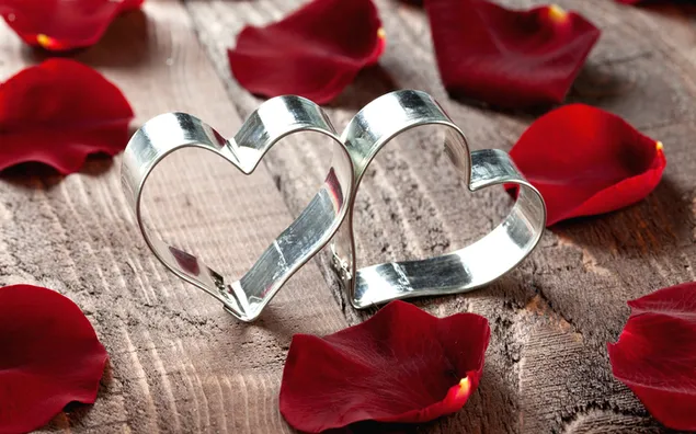 Día de San Valentín - decoración de pares de corazones y pétalos de rosa.