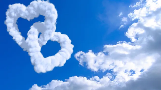 Día de San Valentín - nubes de corazón en el cielo azul