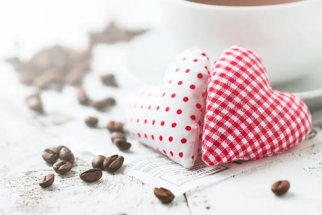 Día de San Valentín - pares de corazones y granos de café.