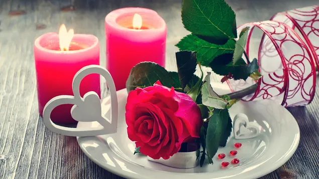 Día de San Valentín - rosa rosa y decoración de velas