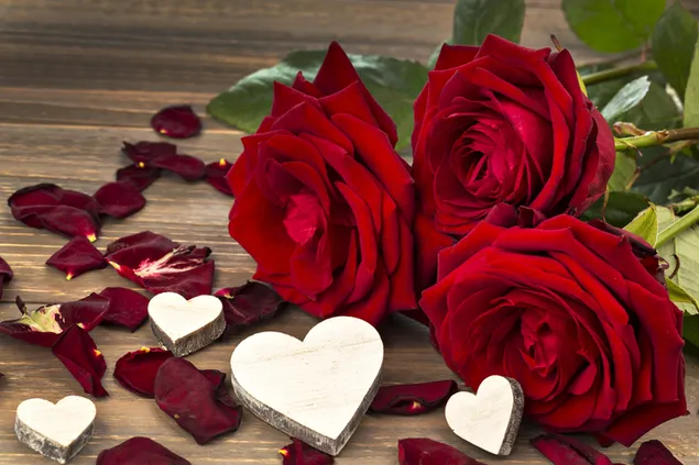 Día de San Valentín - rosas rojas y decoración de corazón de madera