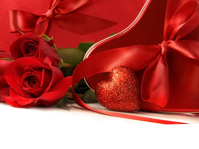 Día de San Valentín: rosas rojas y decoración de corazones brillantes.
